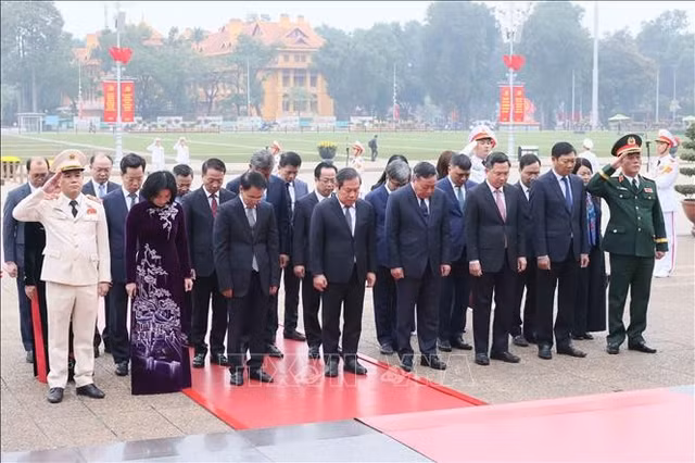 Thành ủy, Hội đồng nhân dân, Ủy ban nhân dân, Ủy ban Mặt trận Tổ quốc Việt Nam thành phố Hà Nội tưởng niệm Chủ tịch Hồ Chí Minh. Ảnh: An Đăng/TTXVN