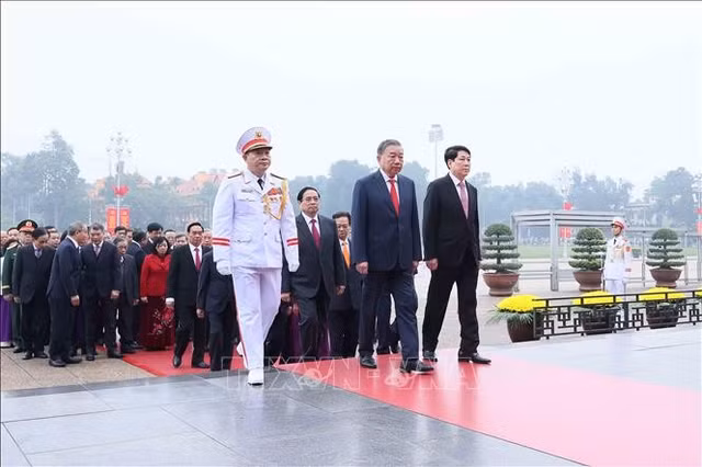 Lãnh đạo Đảng, Nhà nước viếng Chủ tịch Hồ Chí Minh nhân kỷ niệm 96 năm Ngày thành lập Đảng Cộng sản Việt Nam. Ảnh: An Đăng/TTXVN