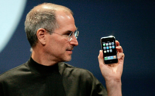 Sự xuất hiện của iPhone năm 2007 đã thay đổi mọi thứ, khi người dùng chuyển sang quan tâm đến phần mềm và trải nghiệm hơn là phần cứng. nok-2.png