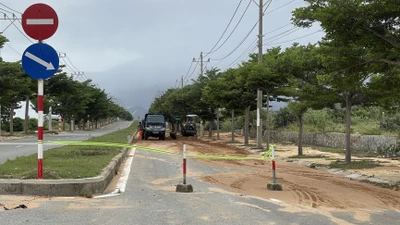 Khánh Hòa: Cát tràn dày đường Mũi Dinh – Cà Ná sau mưa lớn