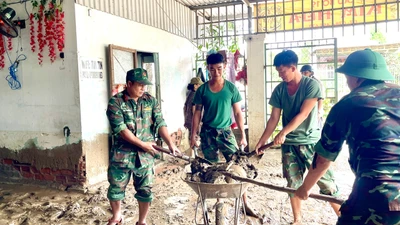 Khánh Hòa: Bộ đội giúp dân khôi phục đời sống sau lũ