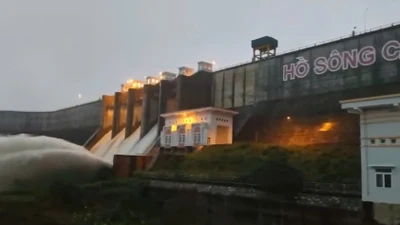 Hồ Sông Cái vượt mực nước thiết kế, mở 5 cửa xả lũ
