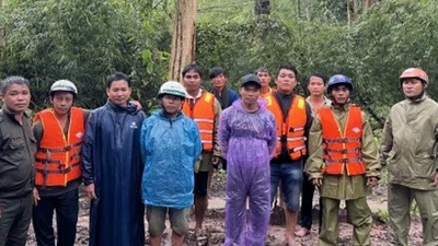 Giải cứu thành công 6 thành viên đoàn khảo sát mắc kẹt trong lũ ở Lâm Đồng