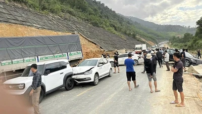 Va chạm liên hoàn 11 ô tô hư hỏng nặng trên cao tốc La Sơn - Túy Loan 