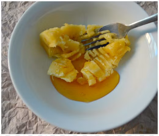  Bạn chỉ cần thoa hỗn hợp này lên mặt, chờ cho khô rồi rửa lại với nước. Thực hiện mỗi tuần một lần, bạn sẽ thấy da của mình không những sạch nhờn mà còn ngăn ngừa mụn hiệu quả. Ảnh: emdeptunhien.