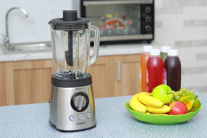 Dụng cụ để làm sữa đậu phộng bao gồm: máy xay sinh tố, chảo rang lạc, rây lọc, muỗng và nồi nấu. Ảnh: tgdd.