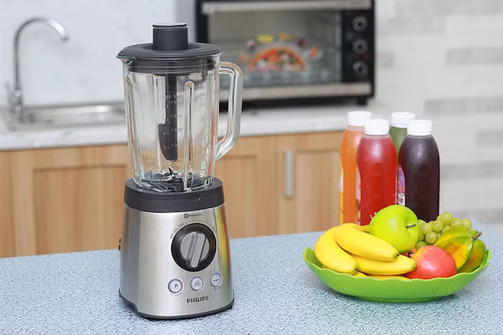 Dụng cụ để làm sữa đậu phộng bao gồm: máy xay sinh tố, chảo rang lạc, rây lọc, muỗng và nồi nấu. Ảnh: tgdd.