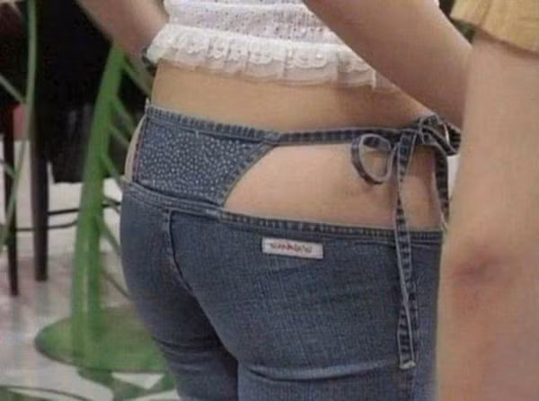 Những chiếc quần jeans quá ngắn, không che nổi vòng 3 cũng từng nhận về không ít gạch đá, khiến người mặc trở nên kém duyên trầm trọng.