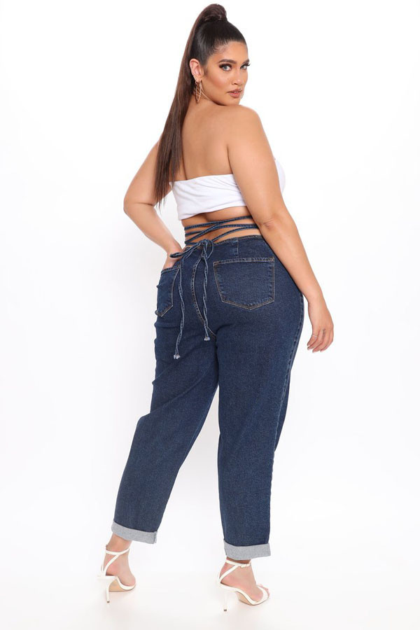 Điểm nhấn chiếc quần là phần dây nhỏ xíu được buộc sau lưng. Chi tiết này giúp người mặc thu hút ánh nhìn, tập trung vào vùng eo thon không mỡ thừa.