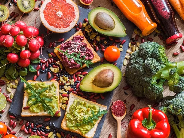 Ăn thuần chay. Nhiều người cho rằng rau củ có nguồn gốc thực vật dễ tiêu hóa, thích hợp cho những người có vấn đề về dạ dày. Vậy nhưng, ăn thuần chay thời gian dài không có lợi cho sức khỏe tổng thể.