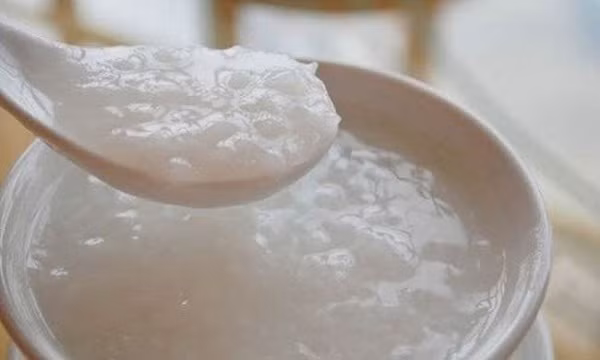 Vì vậy, bạn không nên ăn cháo liên tục trong thời gian dài. Để tránh tác hại đến sức khỏe, bạn chỉ nên ăn 1 bữa cháo một ngày. Lưu ý, thành phần chính của cháo trắng là tinh bột hồ hóa và nước, không có các chất dinh dưỡng cần thiết khác cho cơ thể con người như protein, vitamin, chất xơ… Vì thế, bạn nên tận dụng thịt, rau củ hầm cùng cháo, tránh chỉ ăn cháo trắng.