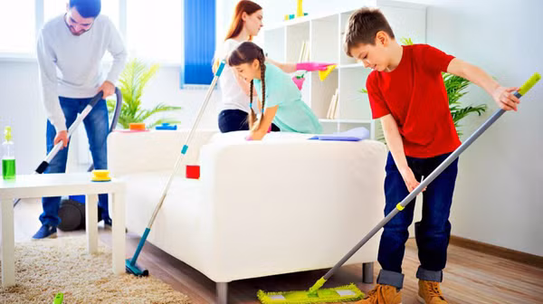 Nhiều nơi còn quan niệm, thần tài sẽ gõ cửa những ngôi nhà tinh tươm, sạch sẽ trong ngày đầu năm mới.