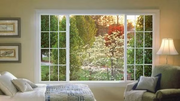 Vì vậy, việc đầu tiên khi về nhà là mở các cửa sổ cho thông thoáng. Sự lưu thông không khí giúp môi trường sống trở nên khô ráo. Tận dụng ánh nắng bên ngoài còn góp phần tiêu diệt nấm mốc hiện hữu trong ngôi nhà.