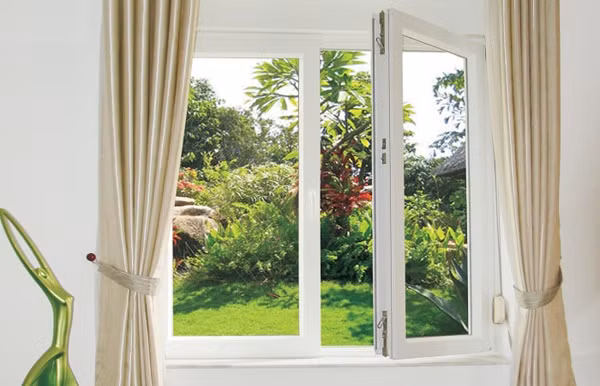 Mở cửa thông gió. Nhà để lâu không ở sẽ tích tụ bụi bẩn, ẩm thấp tạo điều kiện cho các loại nấm mốc phát triển. Môi trường này rất không có lợi cho sức khỏe. (Ảnh minh họa)