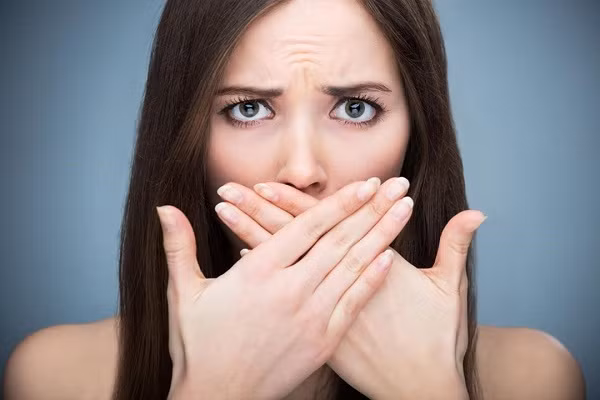 Hôi miệng: Hôi miệng thường xảy ra khi thức dậy buổi sáng. Tình trạng này sẽ được cải thiện sau khi vệ sinh sạch sẽ. Vậy nhưng, hôi miệng do gan kém là do mùi tạo ra từ quá trình phân hủy methionine trong cơ thể. Khi gan bị tổn thương, các chất gây mùi không được chuyển hóa, từ đó đào thải ra ngoài qua đường hô hấp.