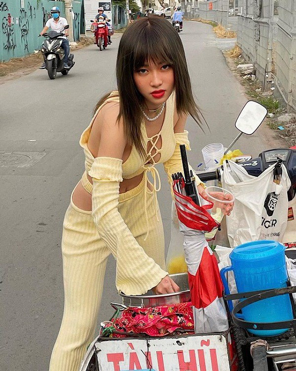 Xu hướng thời trang sideboob gồm những thiết kế để lộ phần dọc cạnh bầu ngực, cho phép khoe khéo vòng 1 căng tràn, hấp dẫn luôn được 10X chọn mặc.