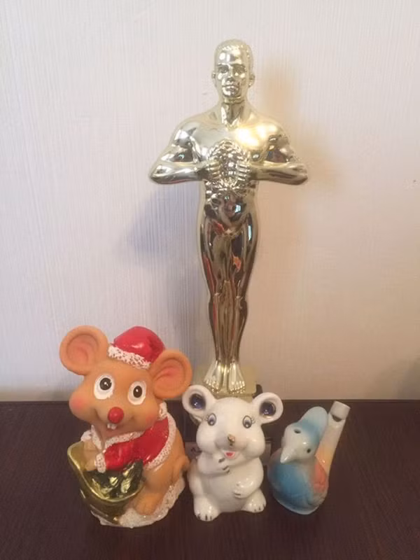 Đồ lưu niệm giá rẻ, nam châm. Đồ lưu niệm giá rẻ giữ trong nhiều năm trời khiến chúng ngày càng bám bụi. Hơn nữa, nguyên liệu tạo nên chúng cũng khó lòng kiểm soát nên tiềm ẩn nhiều nguy cơ sức khỏe cho mọi người trong nhà.