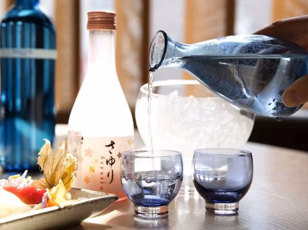 Rượu. Những người sành rượu tiết lộ, rượu mới nấu khi uống thường gắt, sốc. Nguyên nhân là do sự phân bố không đều của cụm phân tử nước và rượu, khiến rượu uống không được mềm.