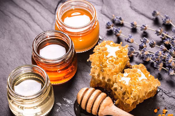 Bên cạnh đó, độ pH của mật ong từ 3 đến 4,5 nên môi trường trong mật có tính acid, tính acid này sẽ giết chết gần như mọi sinh vật muốn phát triển trong mật ong.