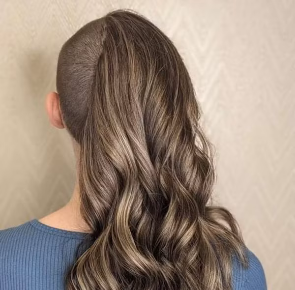 Chủ nhân mái tóc “một mất một còn” cho biết cô duy trì vẻ ngoài này trong vòng 3 năm. Hầu hết những người nhìn thấy đều khen ngợi nó như một tác phẩm nghệ thuật.