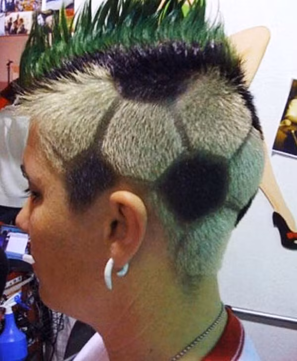 Nhìn cách tạo kiểu này, không cần giới thiệu cũng biết chủ nhân của nó là fan cứng của môn thể thao vua.