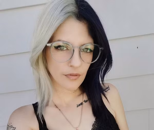 Nhuộm tóc “bổ luống” hai màu khác biệt, cô gái trẻ lại nhận được nhiều lời khen về sự sáng tạo, cá tính.