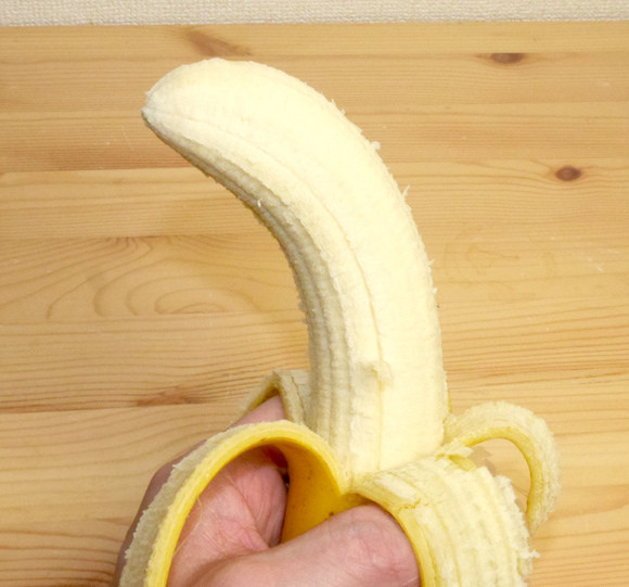 Một quả chuối Gokusen đạt chiều dài chuẩn là 23cm và nặng hơn 200gr trong khi một quả chuối bình thường chỉ nặng 100gr. Ảnh: soranews24.