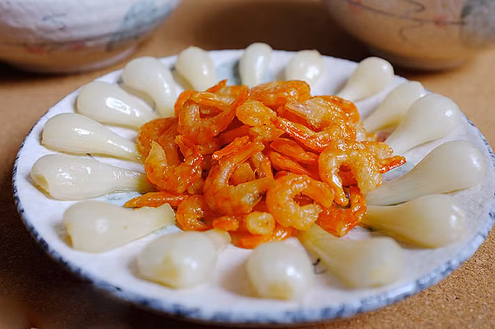 Trong khi đó, tại miền Nam, củ kiệu tôm khô là món ngon lạ miệng rất được yêu thích. Ảnh: tgdd.