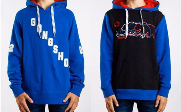 Không ít trường hợp ngạt thở, tử vong từng được ghi nhận do sợi dây rút ở cổ mắc vào cầu trượt, cửa xa hoặc bị người khác rút mạnh. Để an toàn, tốt nhất phụ huynh không nên cho trẻ từ 2-7 tuổi mặc loại thiết kế này. Ảnh: Internet.