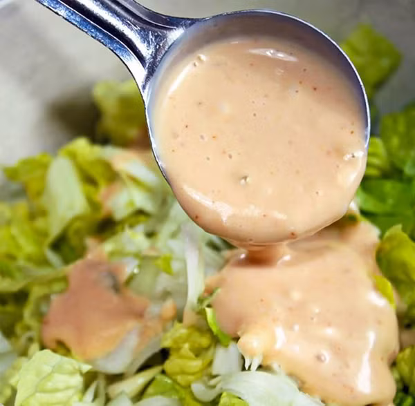 Sốt salad ít béo. Tương tự sữa chua, sốt salad ít béo tiềm ẩn lượng lớn đường không có lợi cho sức khỏe. Để phục vụ nhu cầu ăn uống không gây hại, nên tự làm nước sốt trộn salad. Bạn có thể tham khảo công thức 4 thành phần gồm dầu ô liu, giấm, muối và hạt tiêu.