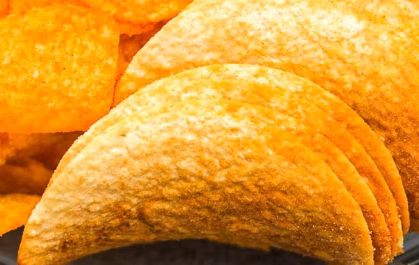 Khoai tây chiên. Nhiều người nhầm tưởng snack khoai tây chiên không chứa đường vì chúng thường có vị mặn. Thực tế, khoai tây chiên có thể chứa lượng đường lên tới 3-5% - đặc biệt là loại snack vị thịt nướng hay mật ong.