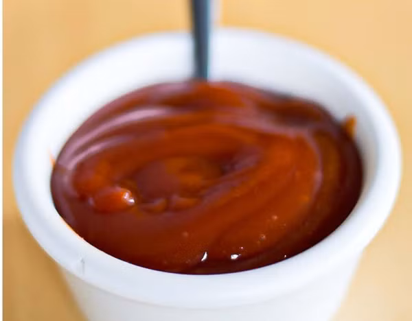 Tương cà. Tương cà được đánh giá là một trong những gia vị phổ biến nhất trên thế giới. Tuy nhiên, ăn một muỗng canh gia vị màu đỏ này lại được ví như ăn 1 viên đường. Ước tính, trung bình một muỗng tương cà có thể chứa 4g đường.