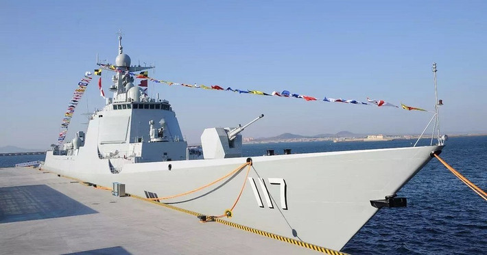 Chiếc khu trục thứ 2 cũng đóng vai trò phòng không cấp hạm đội là Tây Ninh (117) thuộc lớp Type 052D Lữ Dương III - một trong những lớp tàu khu trục hiện đại nhất Trung Quốc hiện nay với thiết kế thượng tầng khá giống tàu Aegis của Mỹ. Nguồn ảnh: Wikipedia