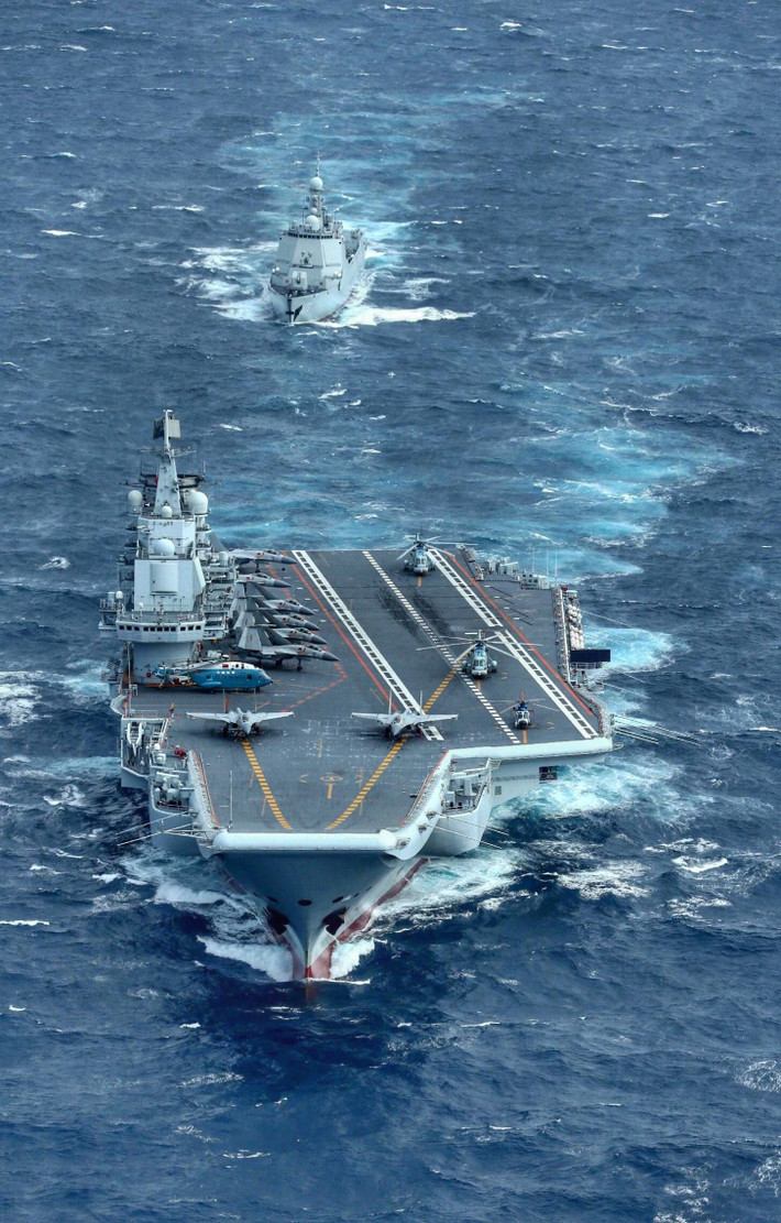 Đóng vai trò "trái tim" nhóm tác chiến đương nhiên là tàu sân bay đầu tiên của Trung Quốc mang tên Liêu Ninh (CV-16). Con tàu có lượng giãn nước 55.000 tấn, dài 239,5m, được cải tạo từ tàu sân bay Varyag của Liên Xô (cũ). Nguồn ảnh: Wikipedia