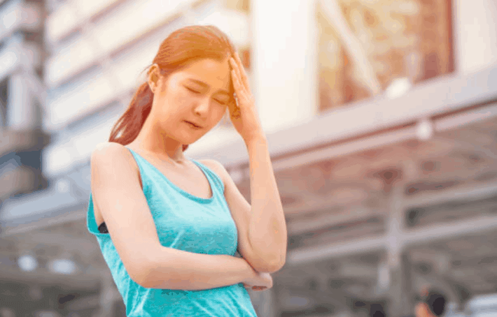 Các biểu hiện của say nắng gồm ngất xỉu, tăng thân nhiệt, da nóng và khô, mệt lả, đau đầu, khó chịu, đỏ mặt, nôn mửa,...