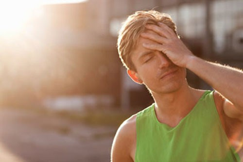 Say nắng là hiện tượng cơ thể mất nước nghiêm trọng do làm việc dưới điều kiện ánh nắng trực tiếp của mặt trời. Đây là hiện tượng bệnh mùa nắng mà nhiều người thường gặp trong mùa hè.