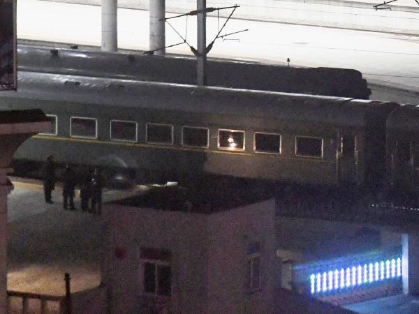Đêm ngày 23/2, đoàn tàu của Chủ tịch Kim Jong Un đã dừng chân ở nhà ga Đan Đông (Trung Quốc). Hình ảnh được cho là đoàn tàu của Chủ tịch Kim ở nhà ga Đan Đông đêm 23/2. Ảnh: AP.