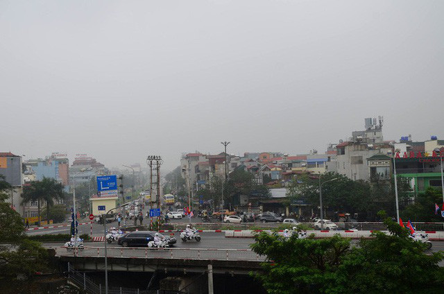 Đoàn xe của Chủ tịch Kim Jong-Un qua cầu Chương Dương vào khoảng 10h55 (Ảnh: Hoàng Cư)