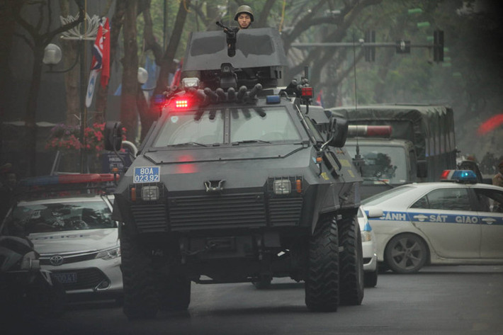 Ngoài các đơn vị quân đội, an ninh, cảnh sát được huy động bảo vệ sự kiện, xe bọc thép trang bị vũ trang hạng nặng cũng được triển khai tại nhiều chốt đường.