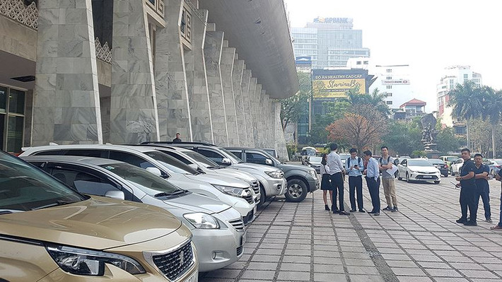 Nhóm công tác đang kiểm tra công tác chuẩn bị cho trung tâm báo chí quốc tế tại Cung Văn hóa Hữu nghĩ Việt - Xô.