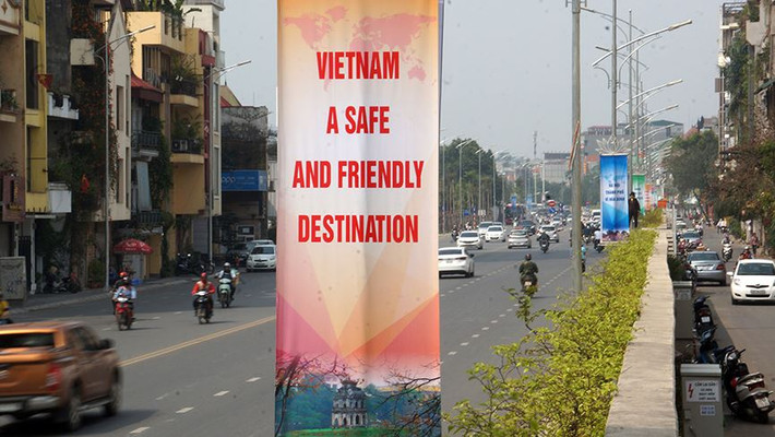 Hà Nội đang trang hoàng các đường phố, cửa ngõ của Thủ đô bằng những băng rôn về sự kiện.