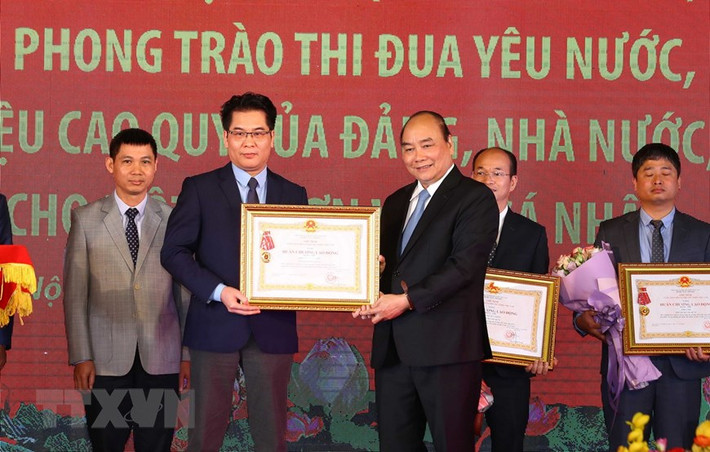 Thủ tướng Chính phủ Nguyễn Xuân Phúc trao Huân chương Lao động cho các tập thể và cá nhân. (Ảnh: Thống Nhất/TTXVN)