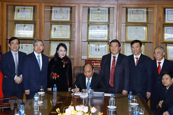 Thủ tướng Nguyễn Xuân Phúc ghi lưu bút tại phòng truyền thống Bệnh viện Bạch Mai. (Ảnh: Thống Nhất/TTXVN)