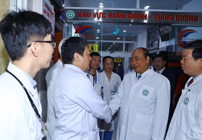 Các y, bác sỹ tại khoa Cấp cứu (Bệnh viện Bạch Mai) cảm ơn sự quan tâm, động viên của Thủ tướng. (Ảnh: Thống Nhất/TTXVN)