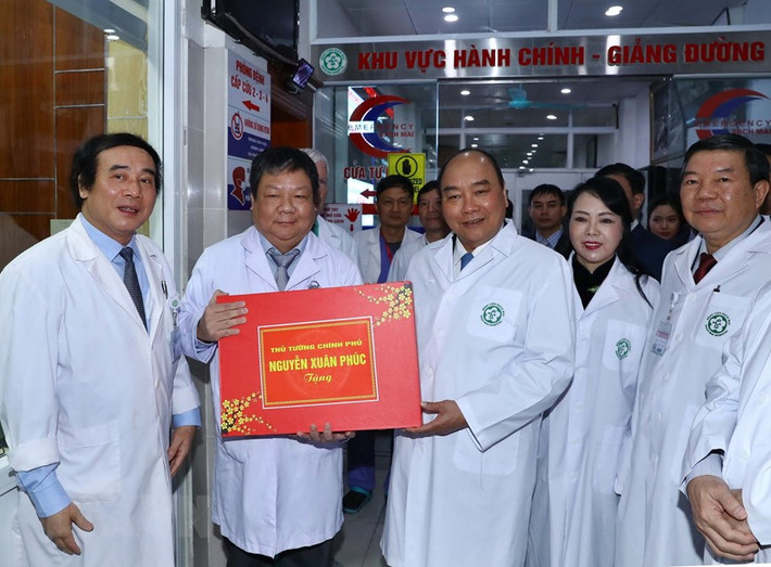 Thủ tướng Nguyễn Xuân Phúc tặng quà các bác sỹ Bệnh viện Bạch Mai. (Ảnh: Thống Nhất/TTXVN)