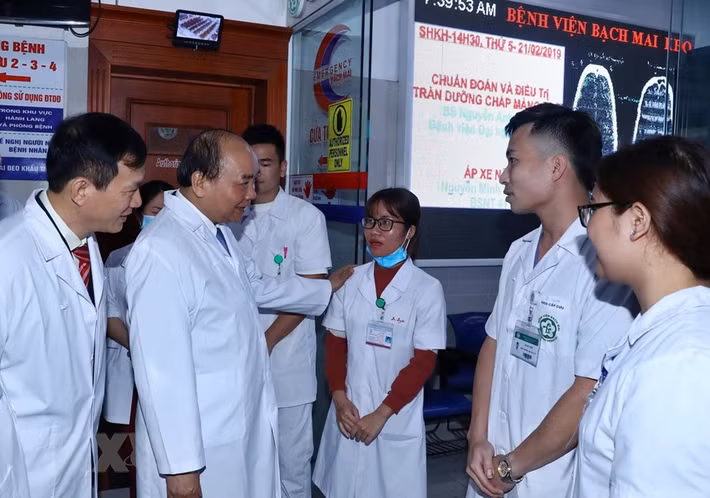 Thủ tướng Chính phủ Nguyễn Xuân Phúc động viên các y, bác sỹ trẻ tại Bệnh viện Bạch Mai. (Ảnh: Thống Nhất/TTXVN)