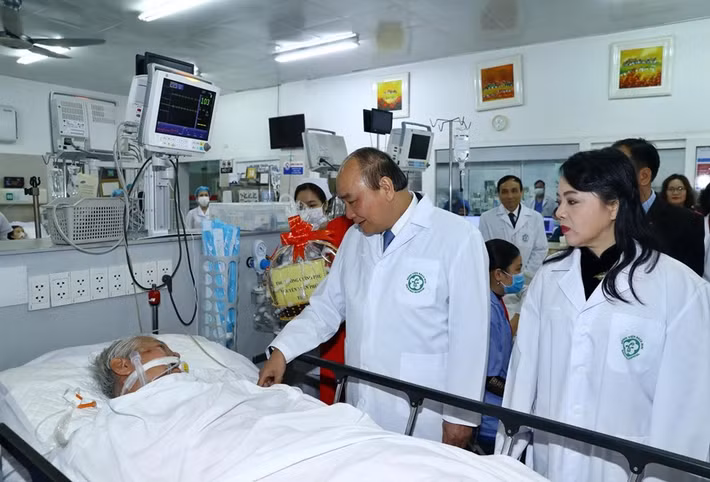 Tháp tùng Thủ tướng còn có Bộ trưởng Bộ Y tế Nguyễn Thị Kim Tiến. (Ảnh: Thống Nhất/TTXVN)