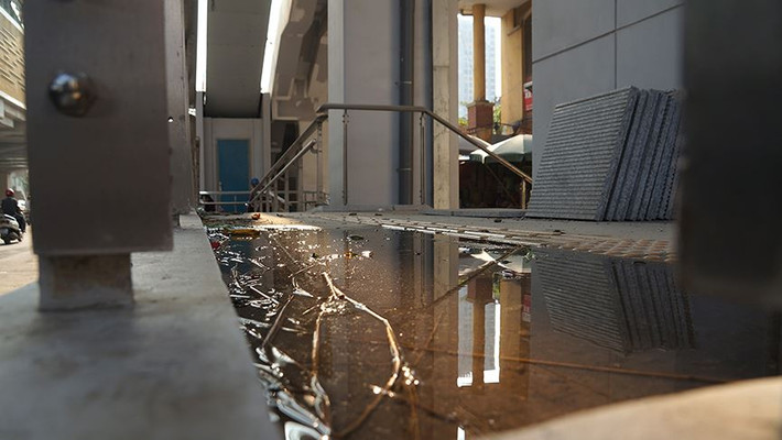 Nước ứ đọng thành vũng lớn trước cửa thanh máy.