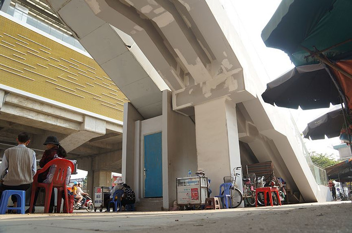 Sơn bong tróc, nham nhở ở một số nhà ga tuyến đường sắt đô thị Cát Linh - Hà Đông.