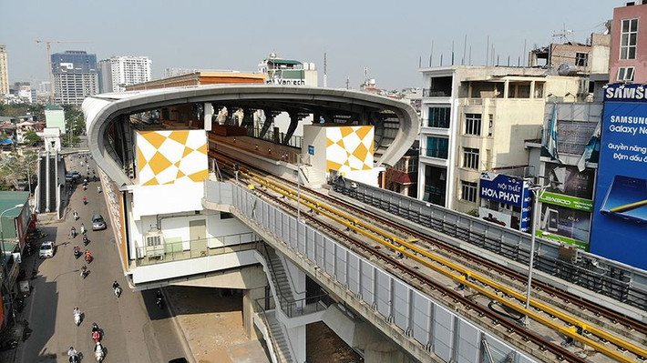 Tuyến có thời gian hoạt động từ 5h đến 23h hàng ngày; tần suất 5 đến 10 phút/ chuyến; mỗi lần tiếp cận ga, đoàn tàu sẽ dừng khoảng 30 giây để hành khách lên xuống.